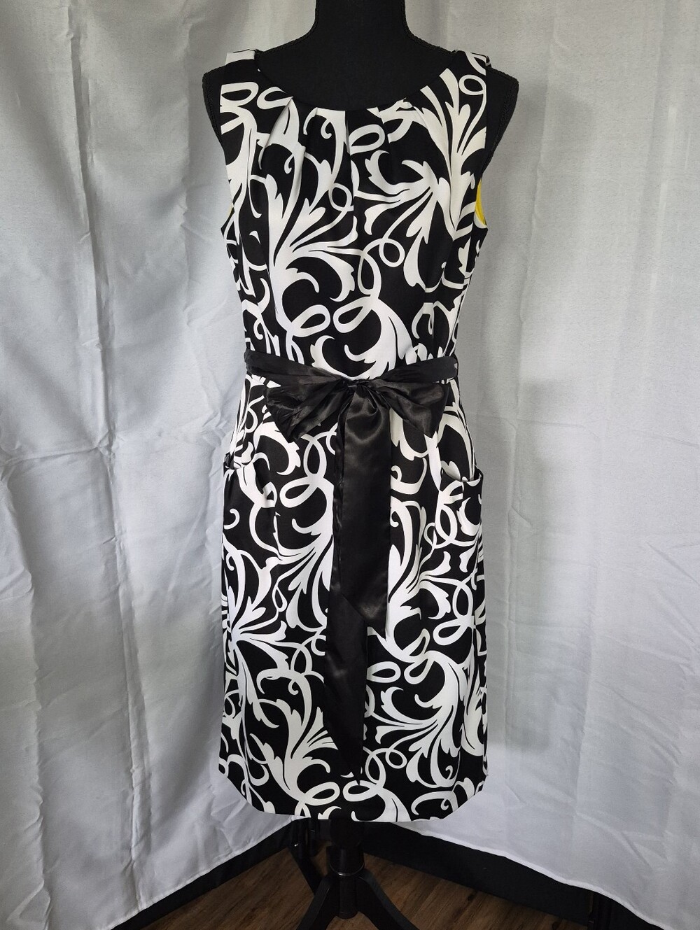 London Times Floral Dress Size 10 Black And White Knee Lenght Satin Belt